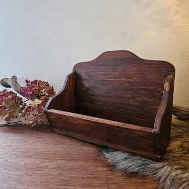 Houten hangbakje voor kammen met notenbruine afwerking